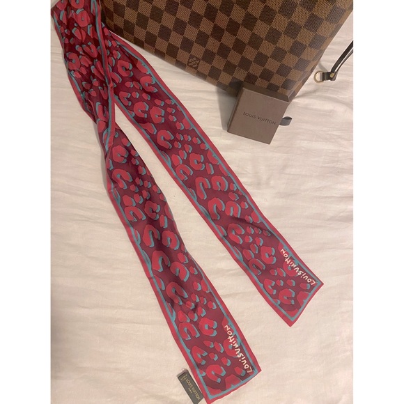 LV Silk Leopard Bandeau Scarf - Picture 3 of 4